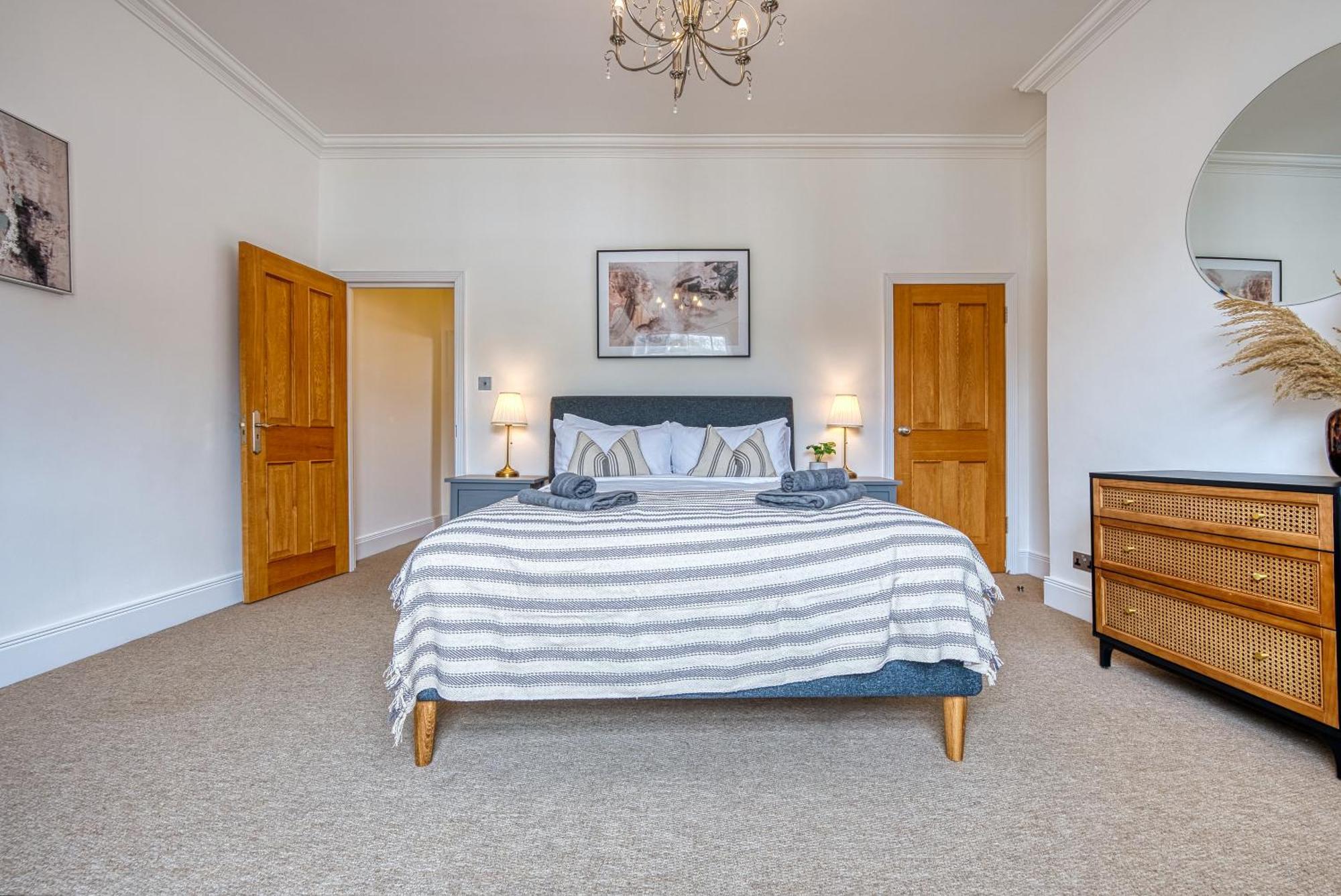 2 Bed Stunning Chic Modern Spacious Apt, Ocean Village, Southampton - Plenty Of Parking - By Blue Puffin Stays ภายนอก รูปภาพ