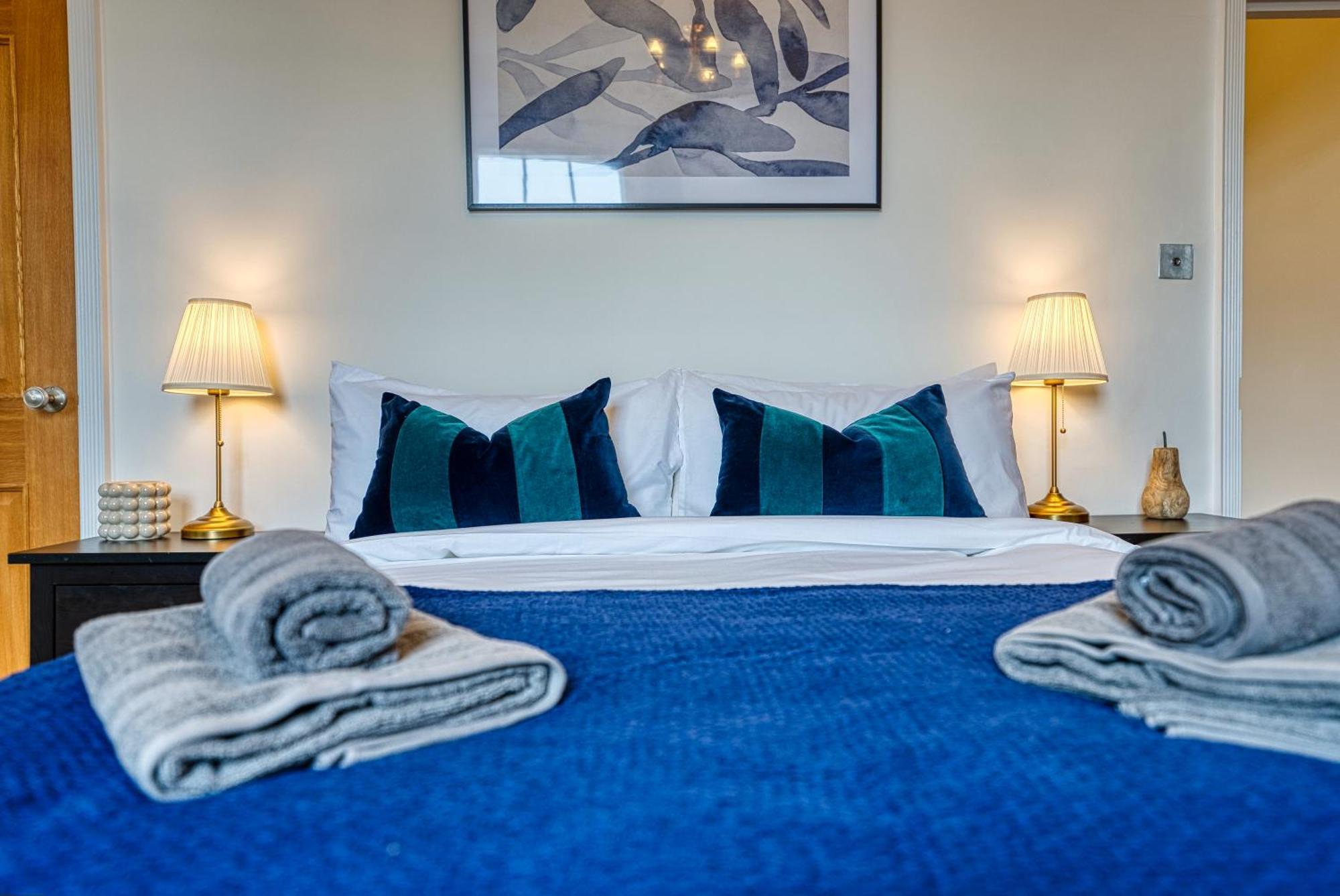 2 Bed Stunning Chic Modern Spacious Apt, Ocean Village, Southampton - Plenty Of Parking - By Blue Puffin Stays ภายนอก รูปภาพ