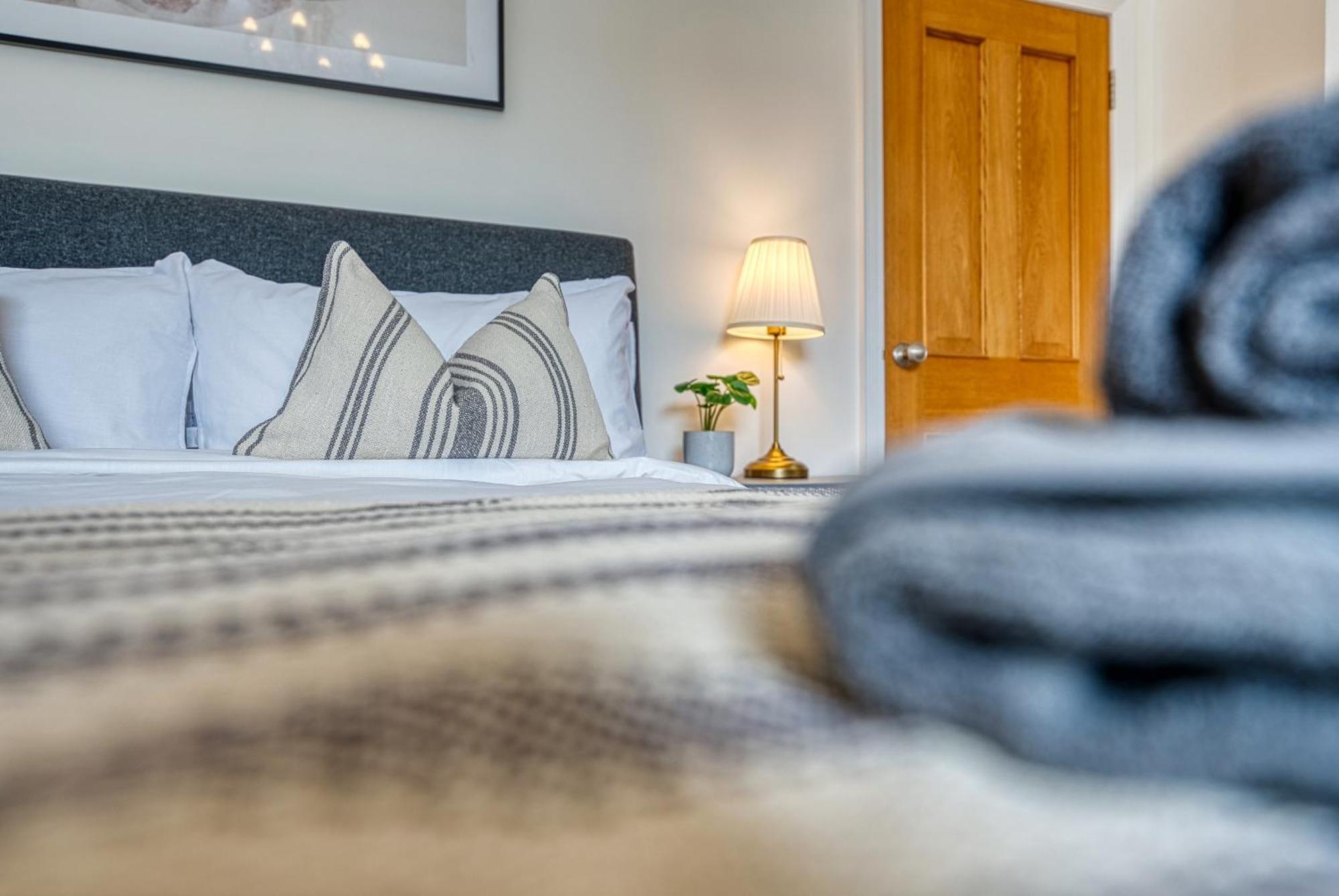 2 Bed Stunning Chic Modern Spacious Apt, Ocean Village, Southampton - Plenty Of Parking - By Blue Puffin Stays ภายนอก รูปภาพ